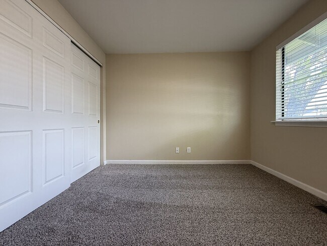 Building Photo - Adorable townhome in the desirable Woodside-Sparks community!