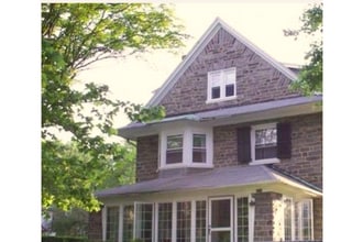 Building Photo - 2216 Georges Ln