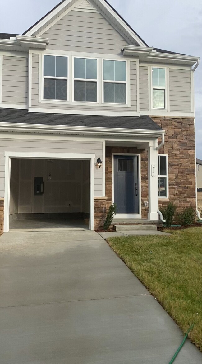 Building Photo - 211 Pryor Dr