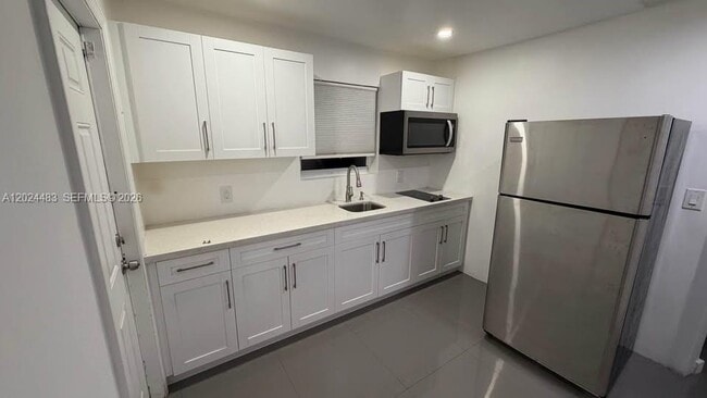 Building Photo - 1212 E River Dr
