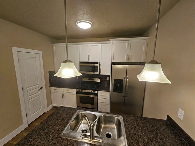 Building Photo - GORGEOUS Downtown Unit!!!