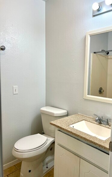 Building Photo - 2112 Tanglewood St