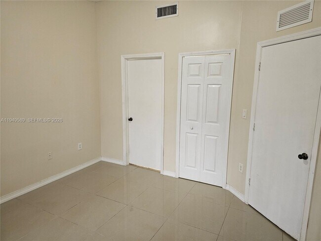 Building Photo - 2911 SE 13th Ave