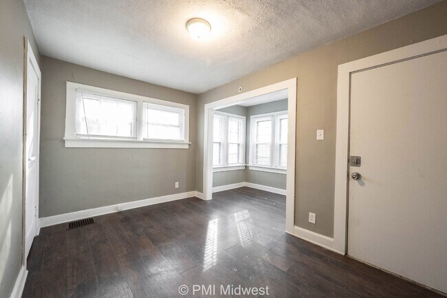Building Photo - Charming 1 Bed Duplex with Full Bath in In...