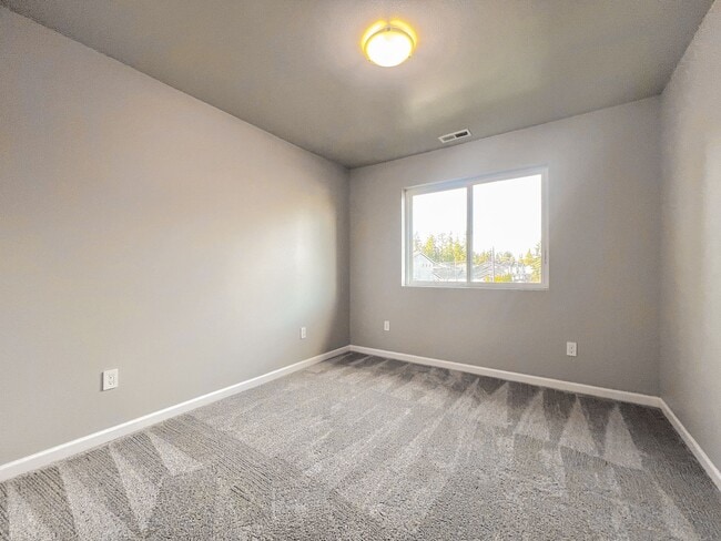 Building Photo - 13128 12th Dr SE