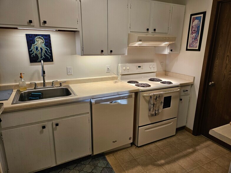 Building Photo - 5697 Green Circle Dr