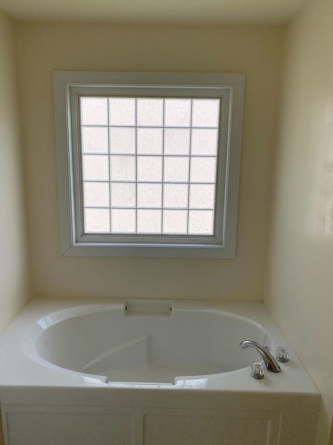 Building Photo - Stunning 4bdrm/2.5bth Home w/Loft Located ...