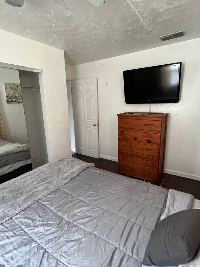 Building Photo - 2401 S Mellonville Ave