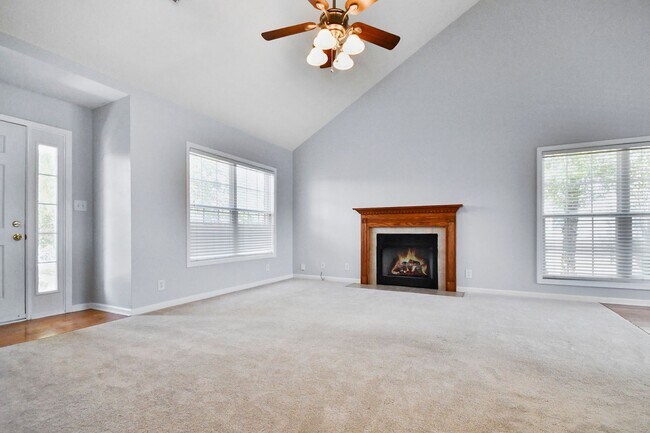 Building Photo - Three Bedroom with Bonus and Pool!