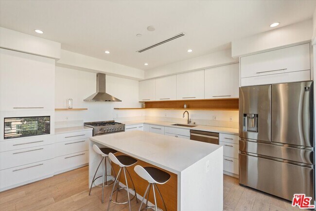 Building Photo - 820 S Sherbourne Dr
