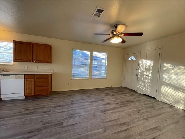 Building Photo - Cozy 2 Bedroom and 2 bathroom duplex for rent in Saginaw!