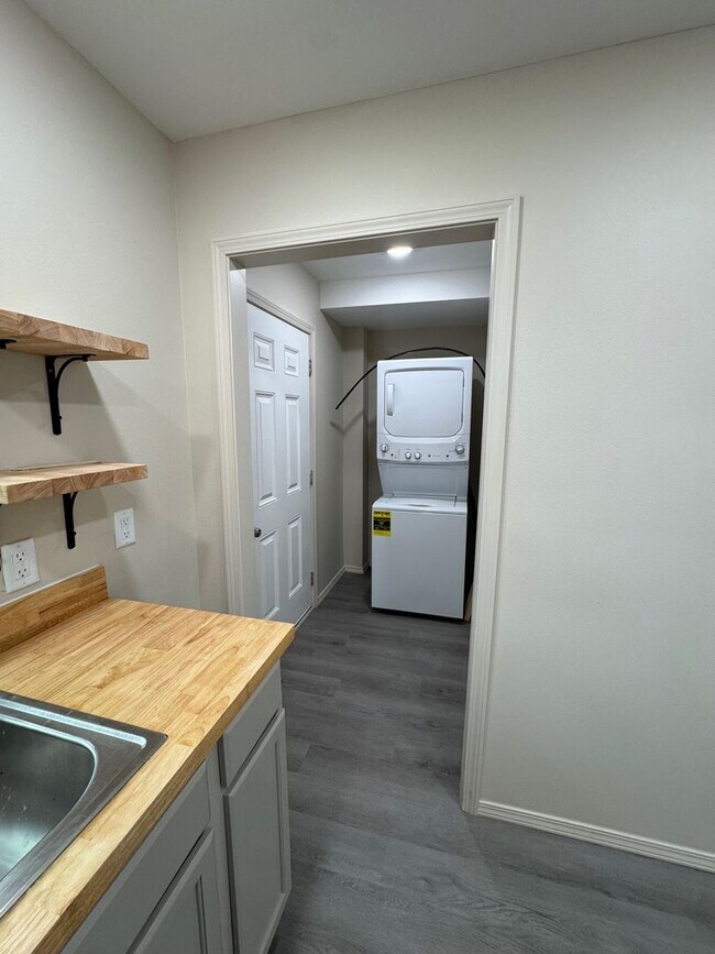 Building Photo - 1224 School St