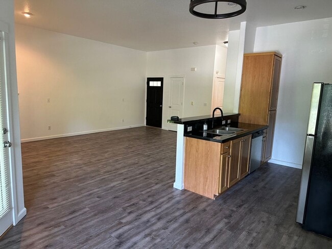 Building Photo - Grand Oaks 2 bedroom Condo