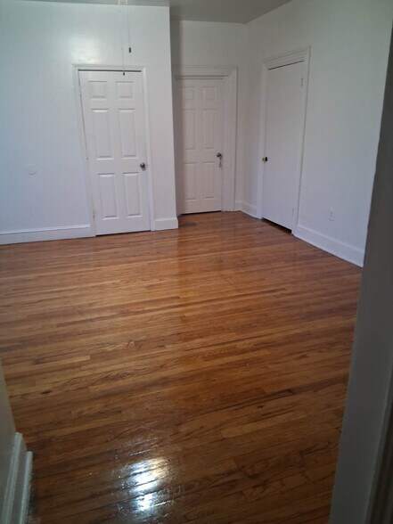 Building Photo - 825 Pond St