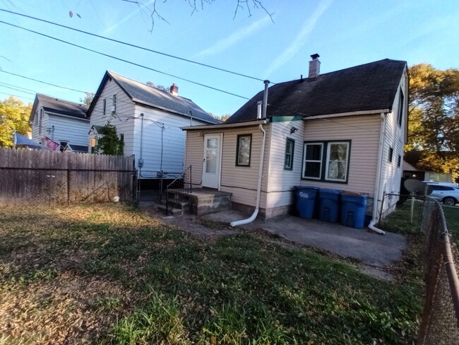 Building Photo - 3 bedroom 1.5 bath bungalow in Warren! $1,...