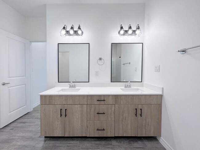 Building Photo - Luxury Townhome In Gated Community (Close to Expressway 281 & Wisconsin)