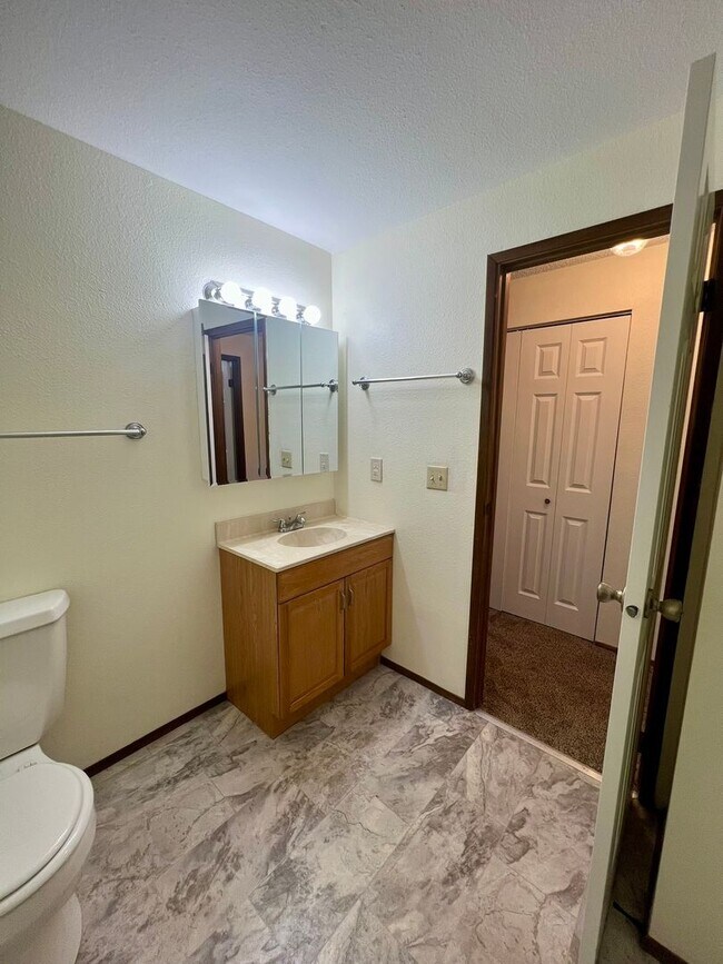 Building Photo - Updated Duplex (Unit A) - Water included!