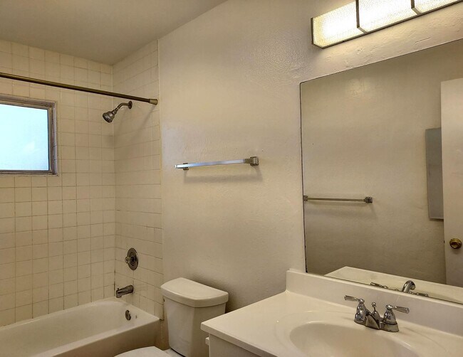 Building Photo - 1BD 1BA Point Loma Apartment - Hardwood Fl...