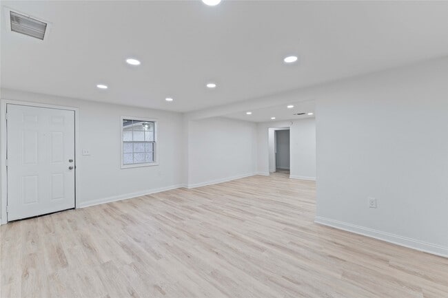 Building Photo - 2101 W Gulf St