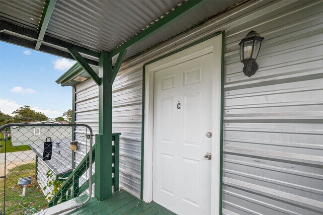 Building Photo - 105 Clear Lake Rd