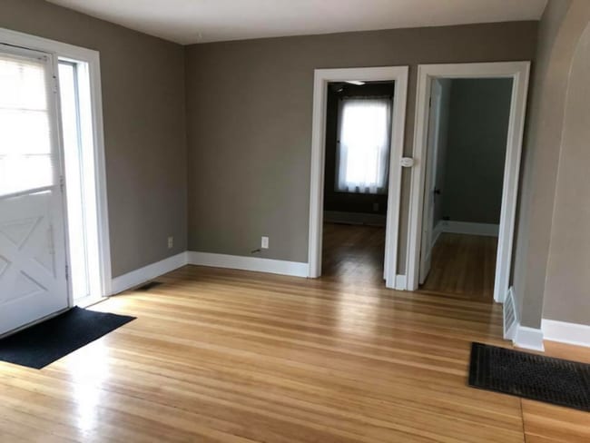 Building Photo - 3 bedroom house - Pet Friendly, Garage, Fenced Yard