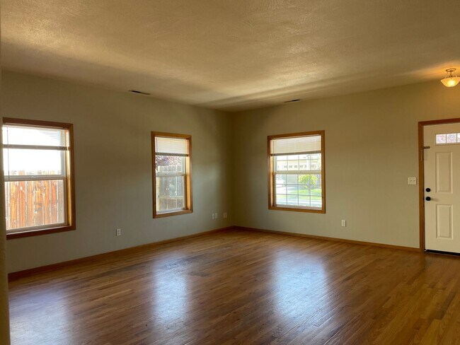 Building Photo - 830 Isherwood Dr