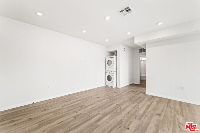 Building Photo - 3105 Bellevue Ave