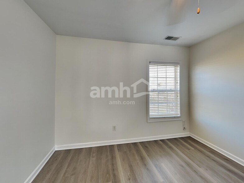 Building Photo - 1361 Pondhaven Dr