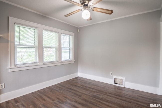 Building Photo - 4515 Drake Dr