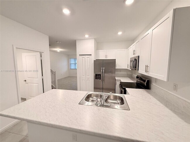 Building Photo - 2620 SE 11th Ct