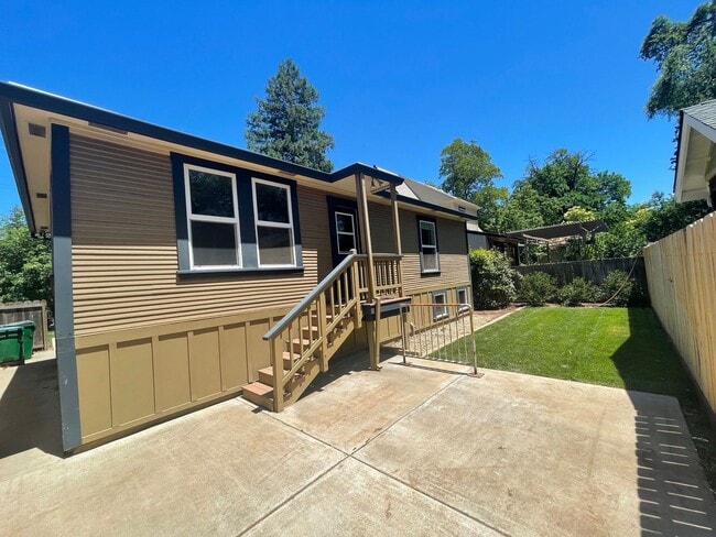 Building Photo - Beautiful 3 Bed 2 Bath House in Great Location! Must See!