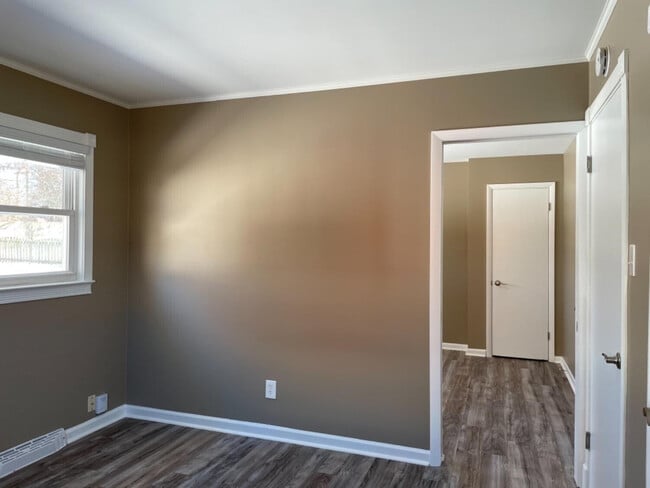 Building Photo - 2470 Millbrook Dr