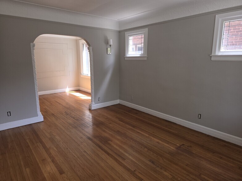 Building Photo - 1096 Beaconsfield Ave