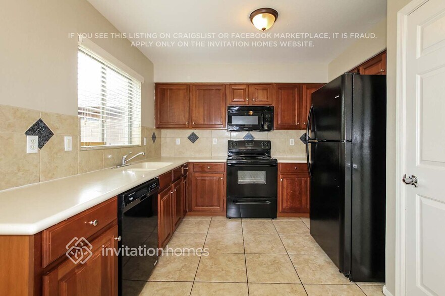 Building Photo - 1733 S 156th Ave