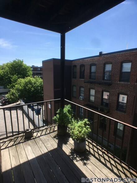 Building Photo - 9 Saybrook St