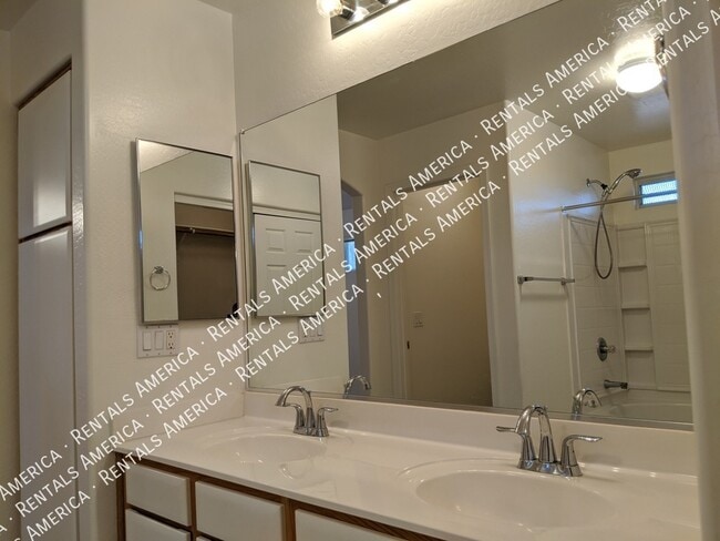 Building Photo - 895 E Lakeview Dr