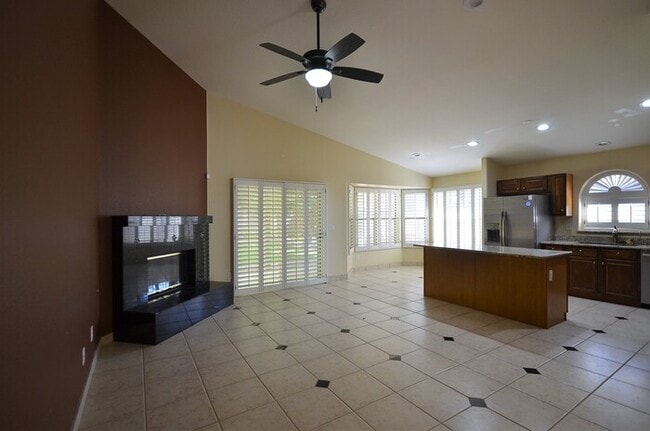 Building Photo - 1108 E Betsy Ln