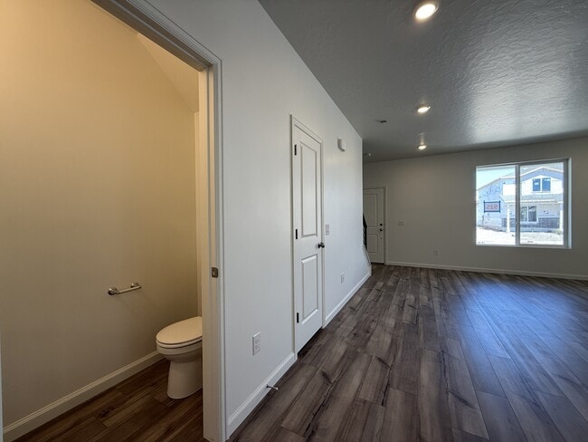 Building Photo - 203 E Arcade Dr