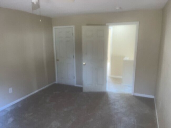 Building Photo - 2 Bedroom Home For Rent