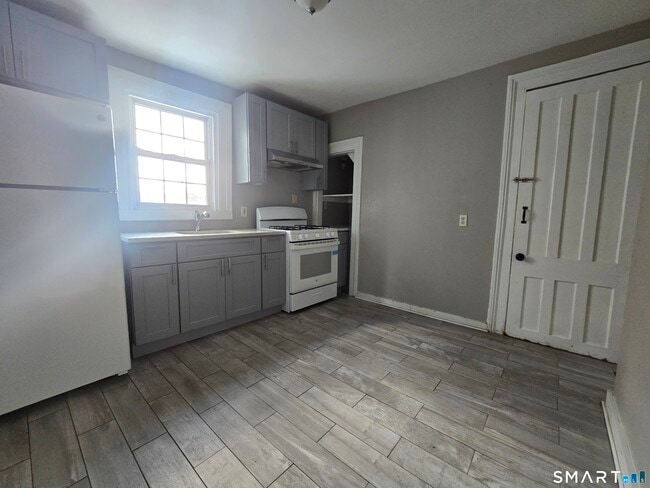 Building Photo - 106 Hanover St