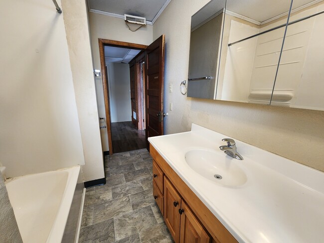 Building Photo - 604 W Seerley Blvd