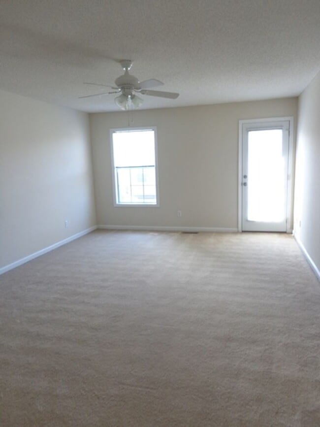 Building Photo - 137 Commons Dr