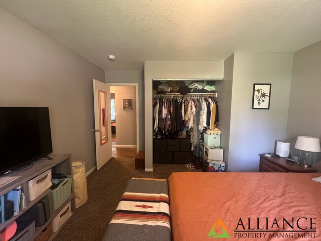 Building Photo - 530 Bluemont Ave