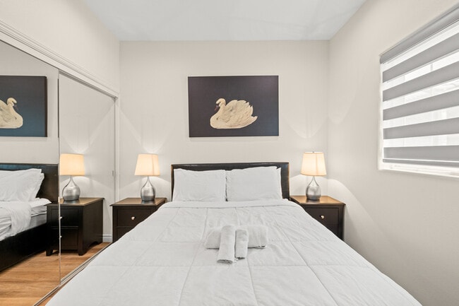 Building Photo - Stylish & Bright 2 Bed 2 Bath | Fully Furn...