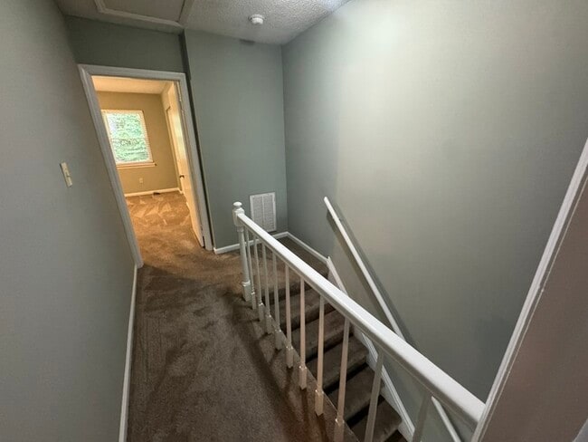 Building Photo - Beautiful 2 Bedroom 1.5 Bath Town Home! Ne...