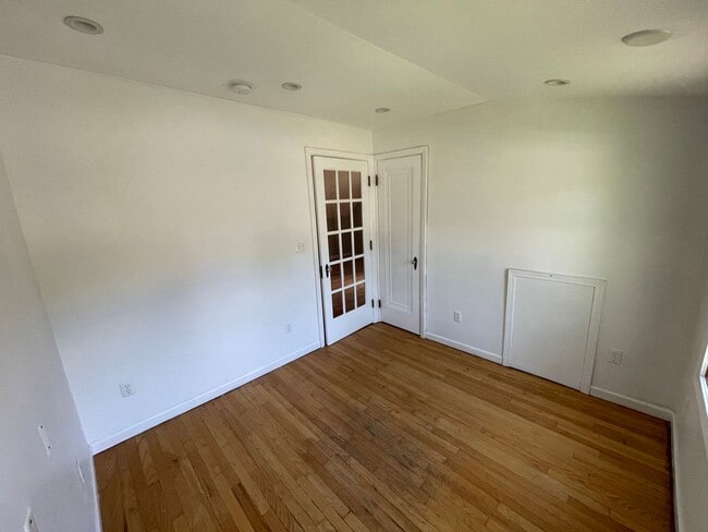 Building Photo - Nice Spacious 3 bd / 3 full bath and 2 hal...