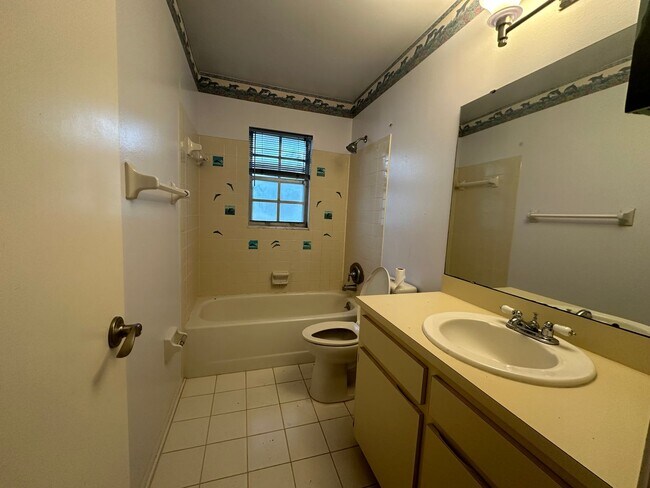 Building Photo - Spacious Lakeland Home | Move-In Ready | Prime Location