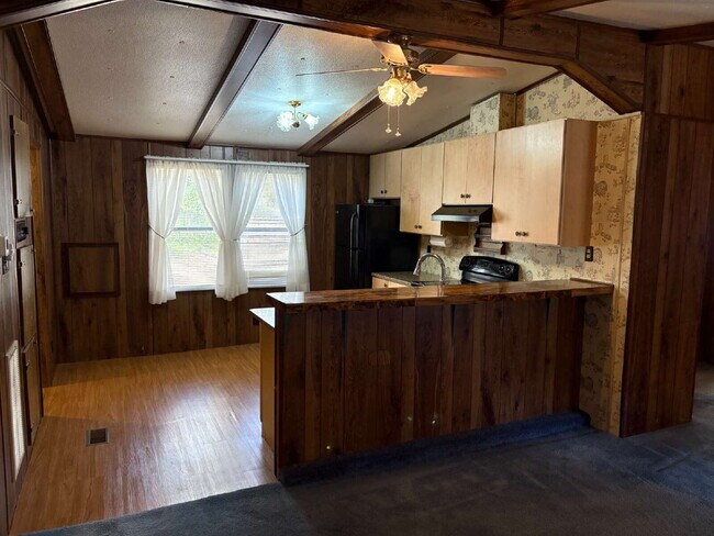 Building Photo - "Charming 3-Bedroom with 2 Full Baths in Hendersonville!"