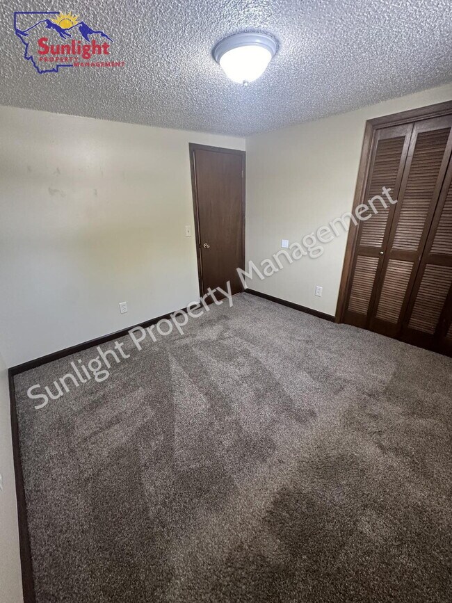 Building Photo - 302 E 1st St