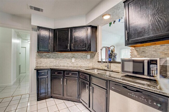 Building Photo - 8003 Goldengrove Dr